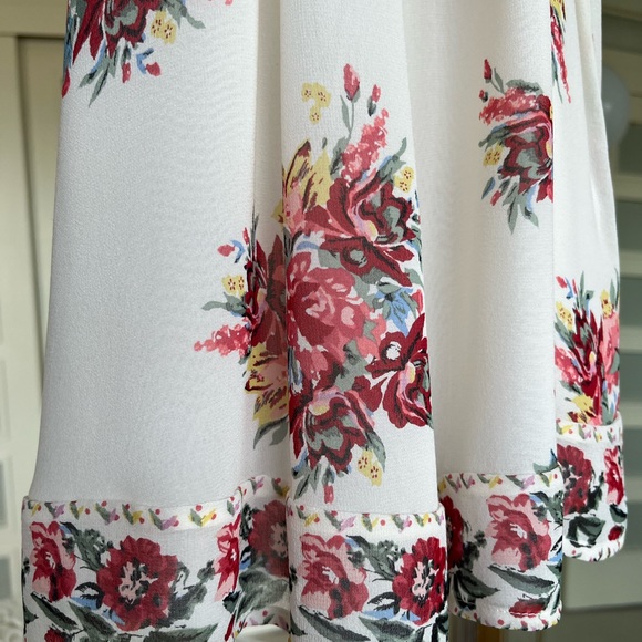 Beautiful Joie top with floral design - Picture 14 of 14